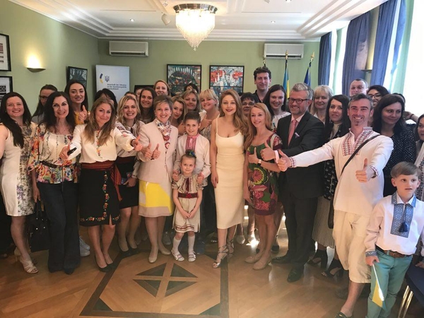 На День вышиванки Тина Кароль встретилась с украинской общиной в Берлине