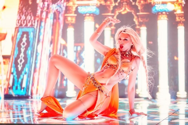 Оля Полякова показала, как снимался ее новый клип