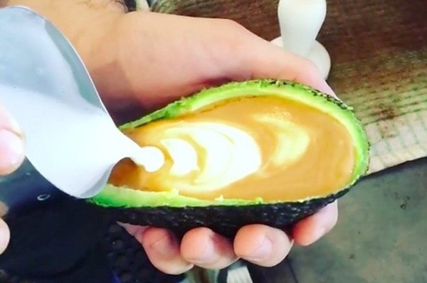 Кофе для хипстеров: в Австралии подают латте в половинках авокадо