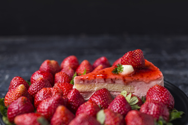 Пирог с клубникой и творогом: три вкусные идеи