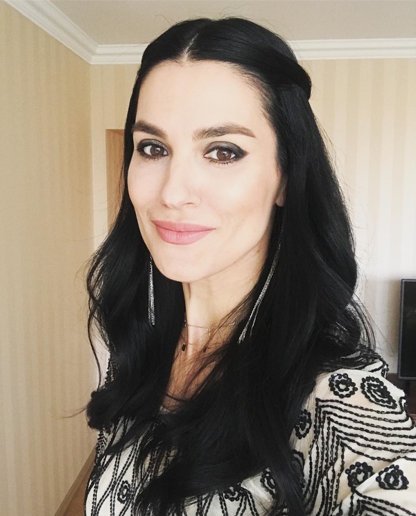 Маша Ефросинина показала, как сын делает ей "макияж"