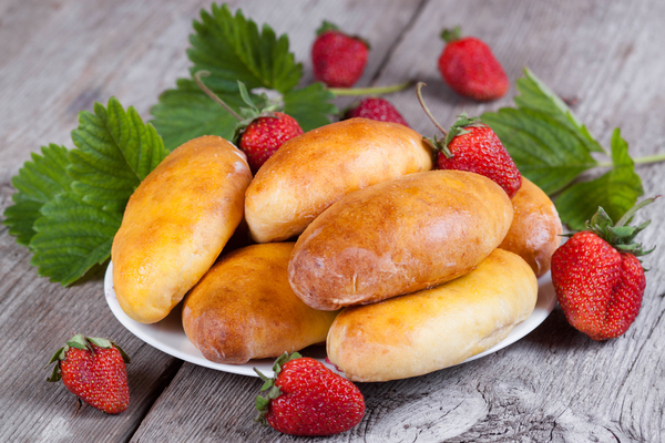 Летний завтрак: рецепты пирожков с клубникой