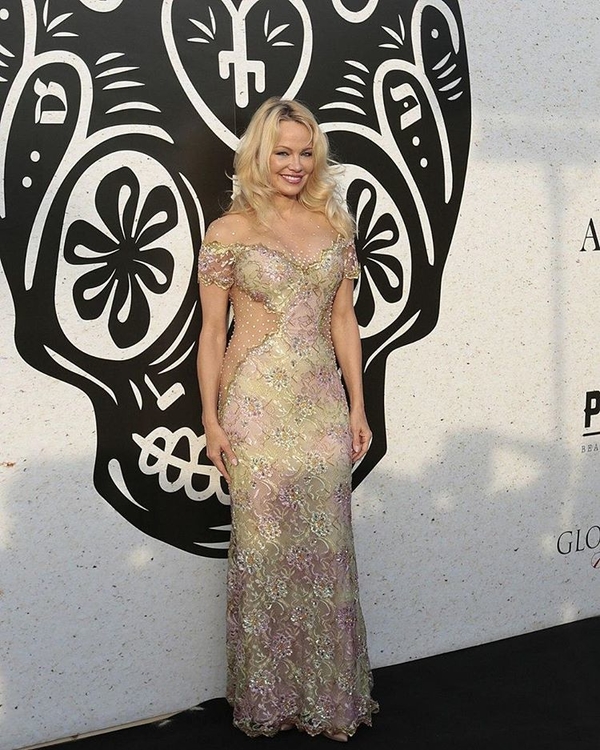 49-летняя Памела Андерсон сразила смелым платьем