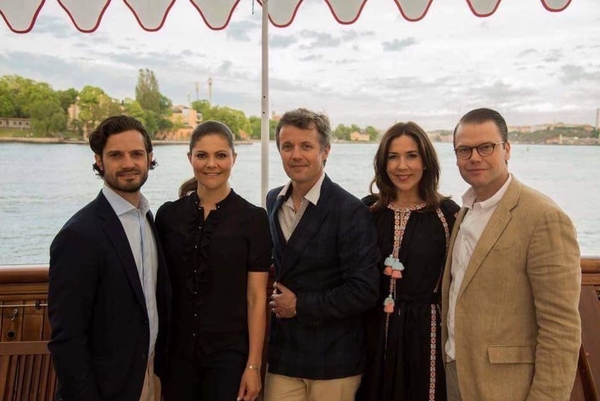 Кронпринцесса Дании вышла в свет в украинской вышиванке