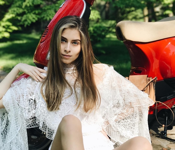 Внучка Софии Ротару устроила фотосессию на ярком скутере