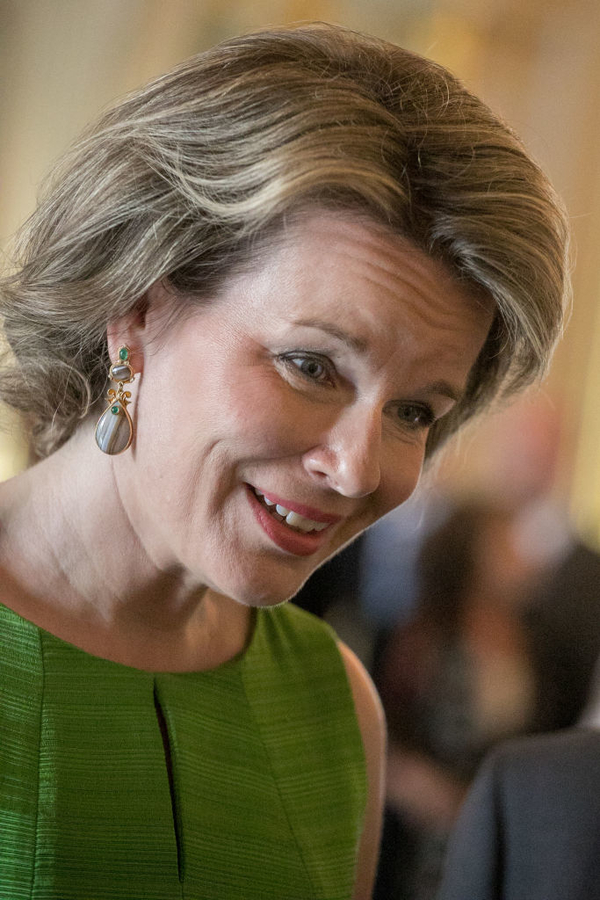 44-летняя королева Бельгии показала подтянутую фигуру в стильном наряде