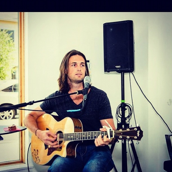 Умер участник американского шоу Холостяк