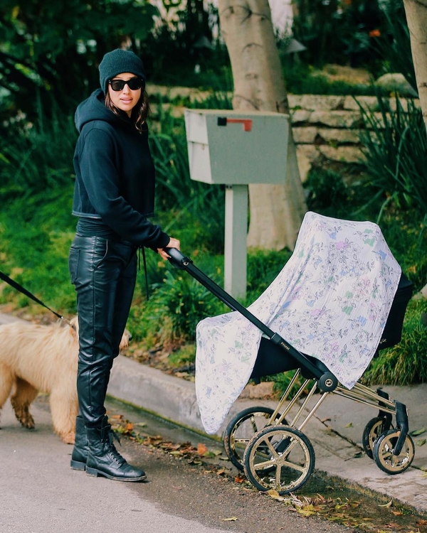 Ирину Шейк впервые засняли на прогулке с дочерью