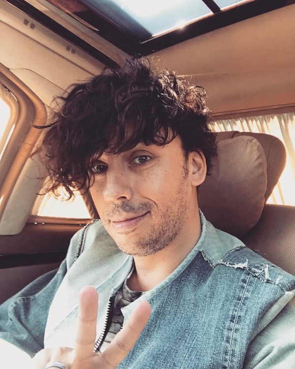 Максим Галкин упал с велосипеда после столкновения с мусорным баком