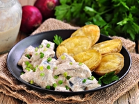 Молодой картофель с соусом из сельди