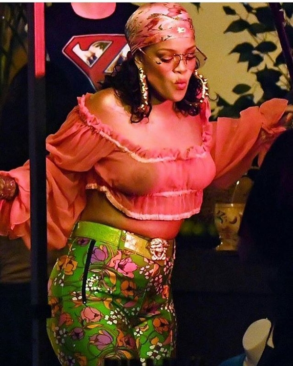 Располневшая Рианна удивила неопрятным внешним видом