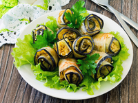 Рулетики из баклажанов с сырной начинкой