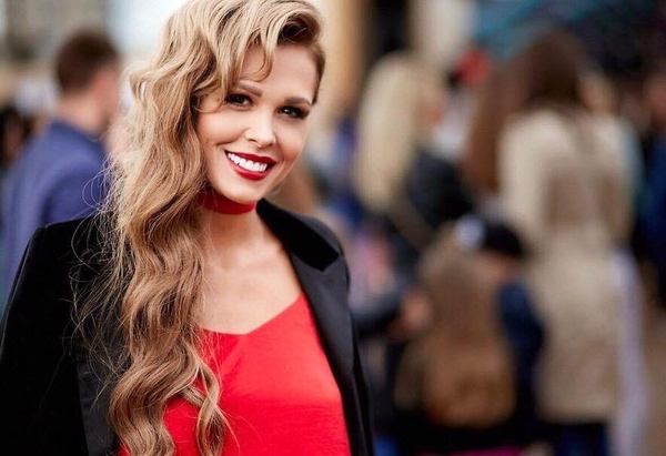 Звезда сериала Кухня похвасталась длинными ногами