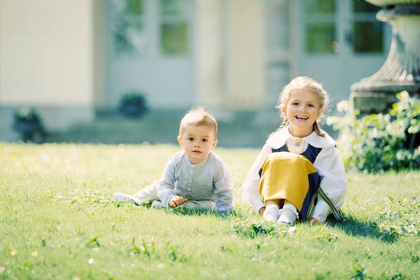 В Сеть попали новые фото маленьких представителей королевского дворца Швеции