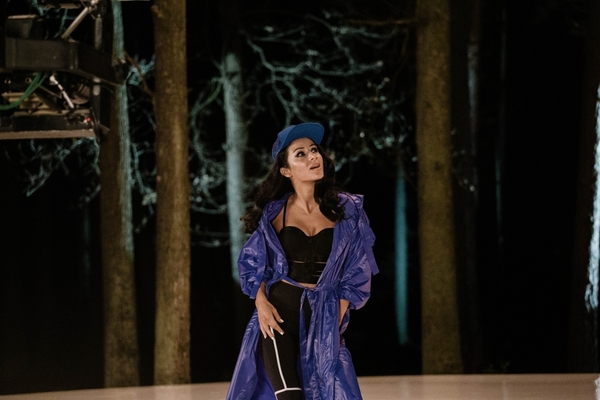 Новый клип: Злата Огневич устроила дискотеку в ночном лесу