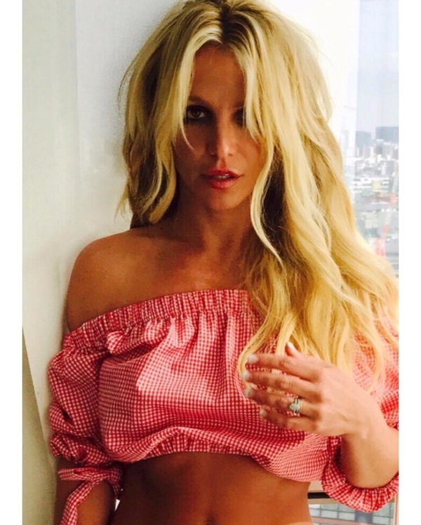 Бритни Спирс выложила фото с возлюбленным на отдыхе в Японии