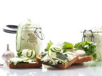 Творог с чесноком и зеленью