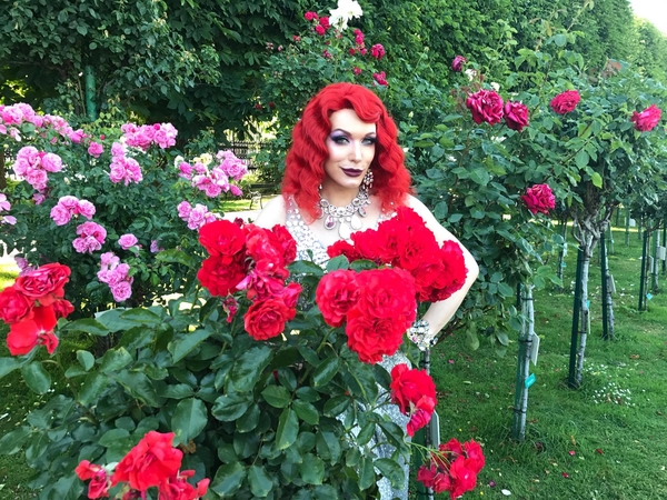 Монро вместо Осадчей поехала на грандиозный бал секс-меньшинств в Вене