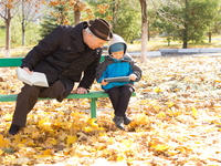 Как научить ребенка правильно вести себя с незнакомыми людьми: 4 полезных совета