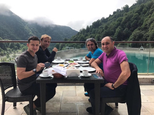 Владимир Зеленский опубликовал забавное фото с друзьями