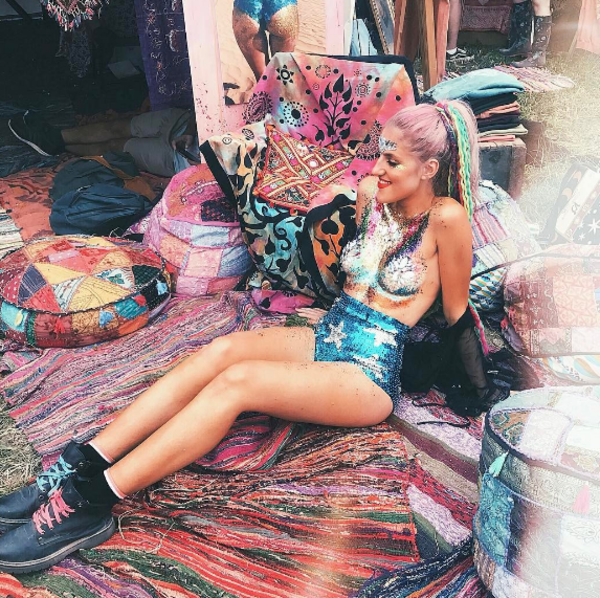 Обнаженная грудь в блестках стала главным трендом Glastonbury 2017