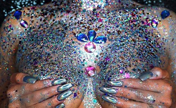 Обнаженная грудь в блестках стала главным трендом Glastonbury 2017