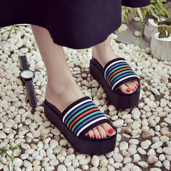 Время отпуска: ТОП-3 варианта обуви для пляжа