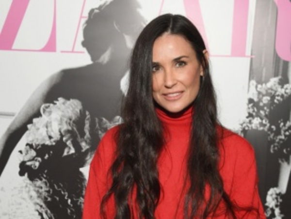 Деми Мур появилась в вышиванке от Vita Kin