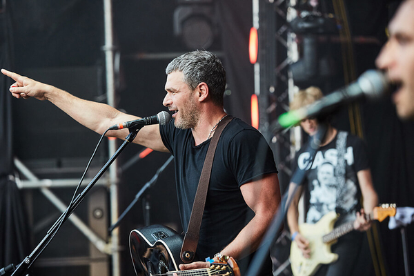 Поклонница Арсена Мирзояна бросила ему бюстгальтер во время выступления