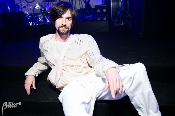 Фанаты Антона Савлепова устроили митинг под офисом канала СТБ