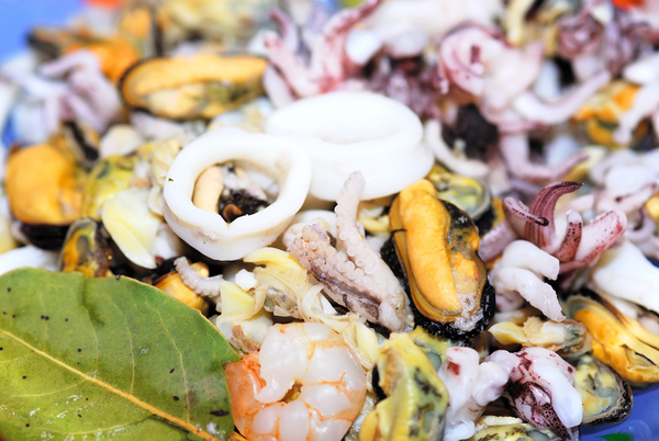 Салат из овощей с морепродуктами и оливками