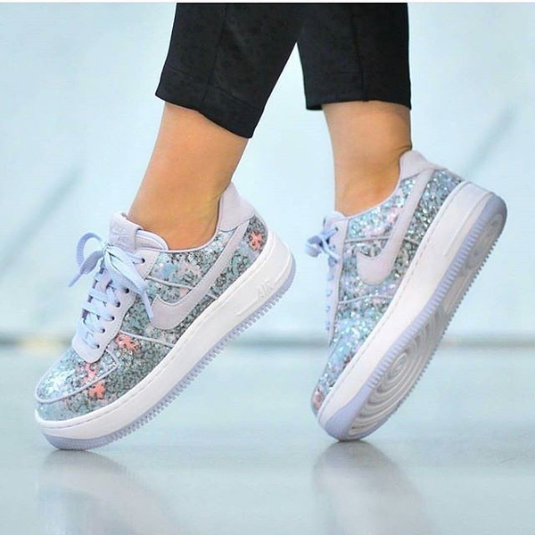 Современный стеклянный башмачок: Nike выпустил кроссовки в честь Золушки