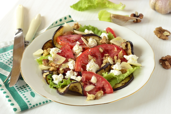 Летний салат из баклажанов: три вкусные идеи