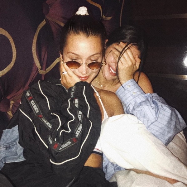 Любовь без границ: Белла Хадид и Кендалл Дженнер приняли участие в Pride Parade