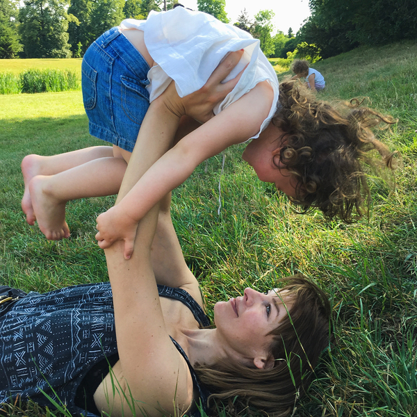 Милла Йовович показала подросшую младшую дочь