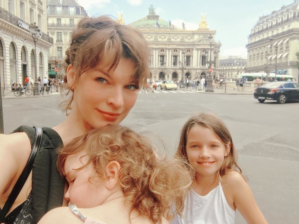 Милла Йовович показала подросшую младшую дочь