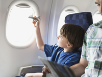 7 способов успокоить ребенка в самолете