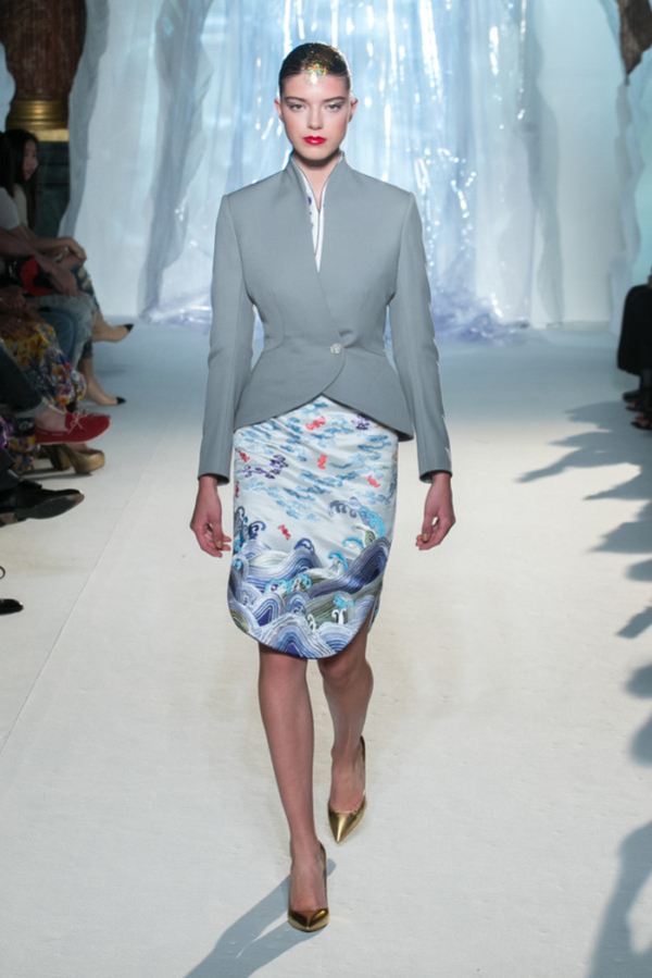 Подиум на борту самолета: стюардессы и стюарды в форме от-кутюр