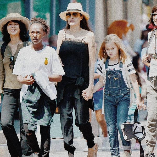 Анджелина Джоли отметила день рождения близнецов в Диснейленде