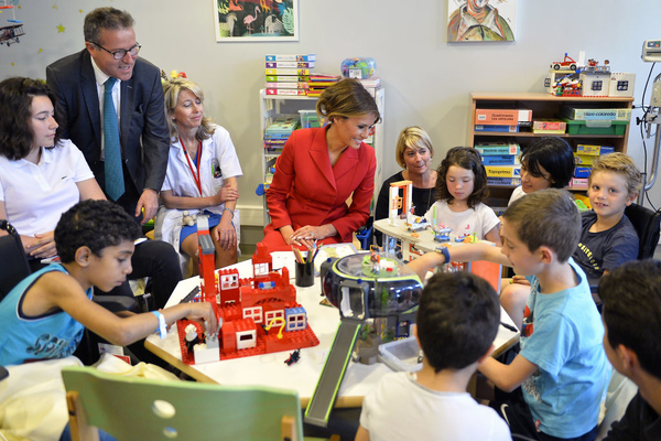 Меланья Трамп посетила Париж в ярком наряде от Dior