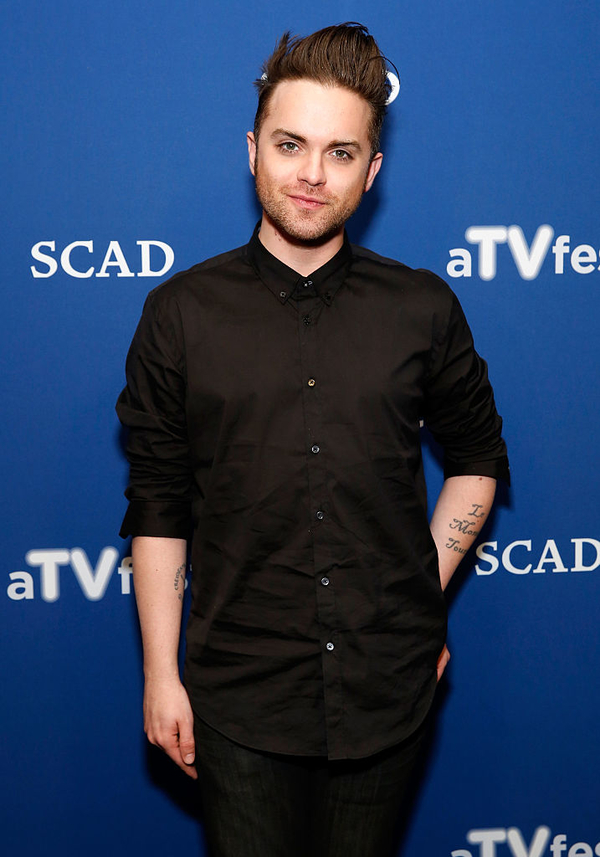 Звезда фильма Терминатор Томас Деккер совершил каминг-аут