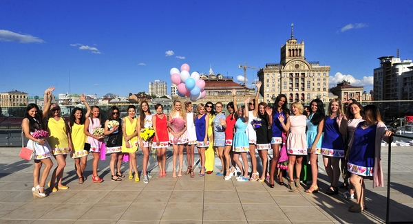 Украинские звезды в центре Киева дарили платья за улыбки