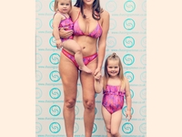 Скандальная модель снялась в рекламе купальников с маленькими дочками