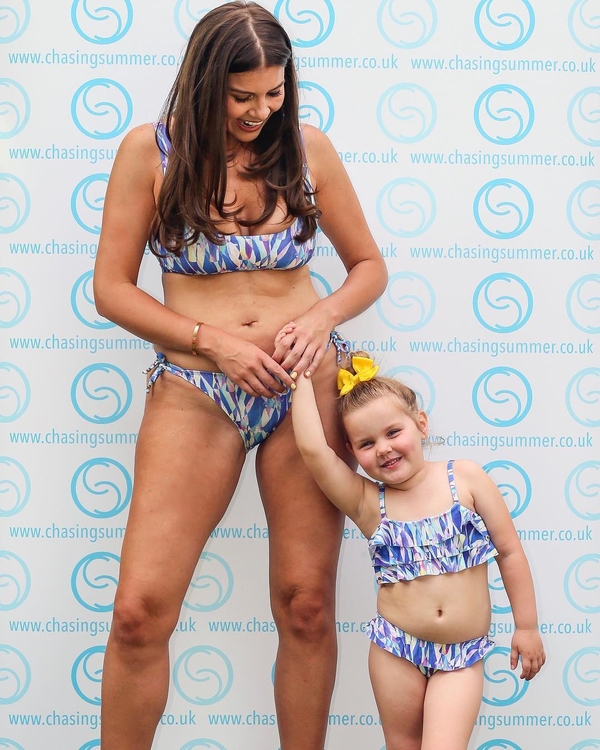 Скандальная модель снялась в рекламе купальников с маленькими дочками