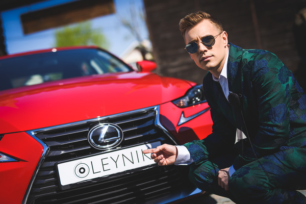 Новая любовь Oleynik в клипе на песню Зажигать молодым