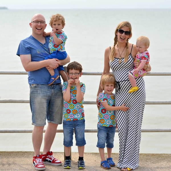 Женщина стала многодетной матерью несмотря на презервативы и противозачаточные