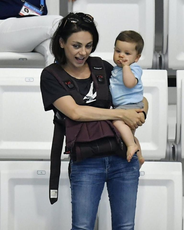 Мила Кунис и Эштон Катчер вышли в свет с подросшими детьми