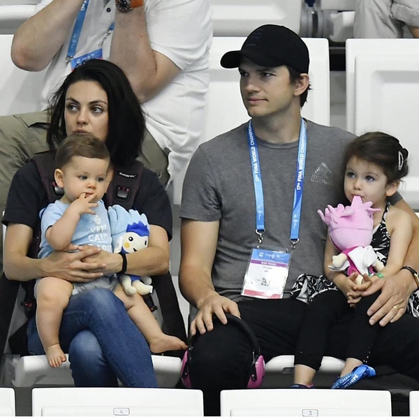 Мила Кунис и Эштон Катчер вышли в свет с подросшими детьми