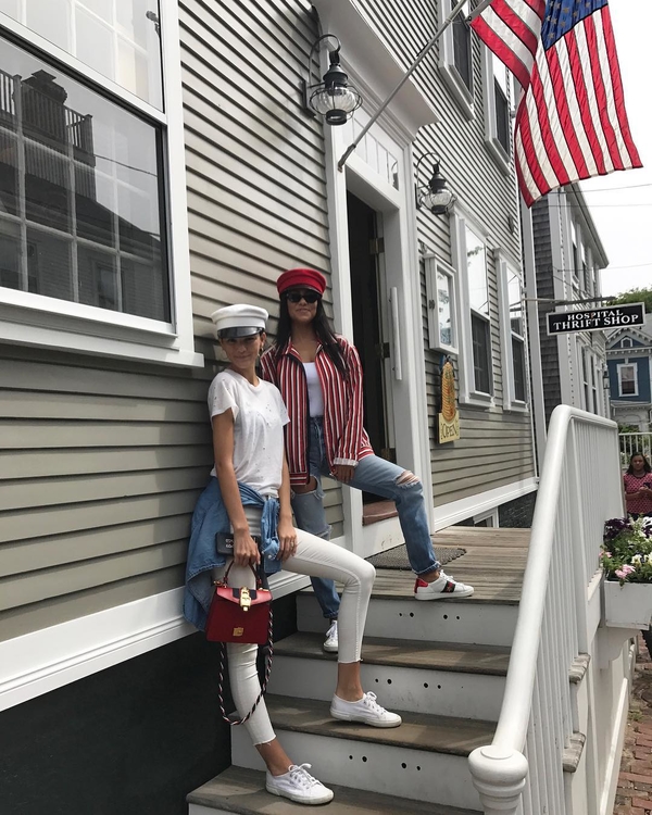 Кортни Кардашян блеснула в фуражке от украинского дизайнера