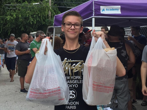 Тинейджер-предприниматель заработал 20 тысяч долларов, стоя в очереди вместо взрослых